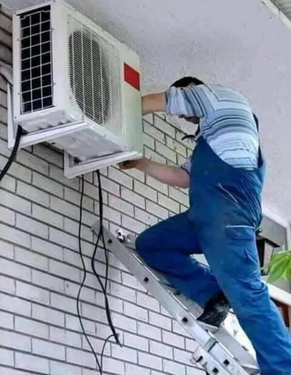 كهربائي وفني تكييف يجهزون الأجهزة بعد نقل العفش