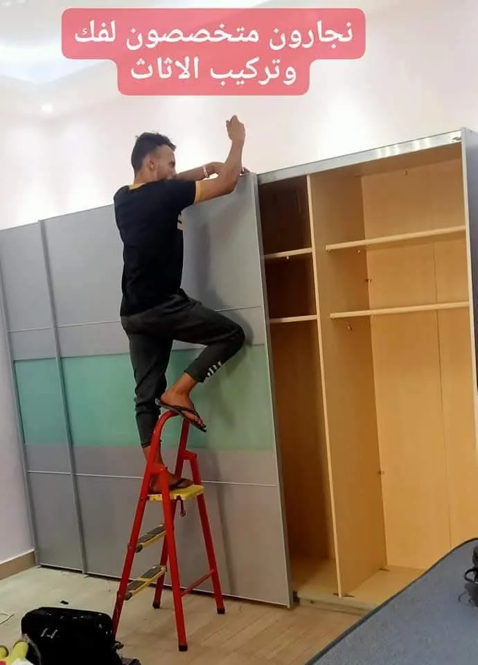 نجار يركب دولاب غرفة نوم بعد النقل