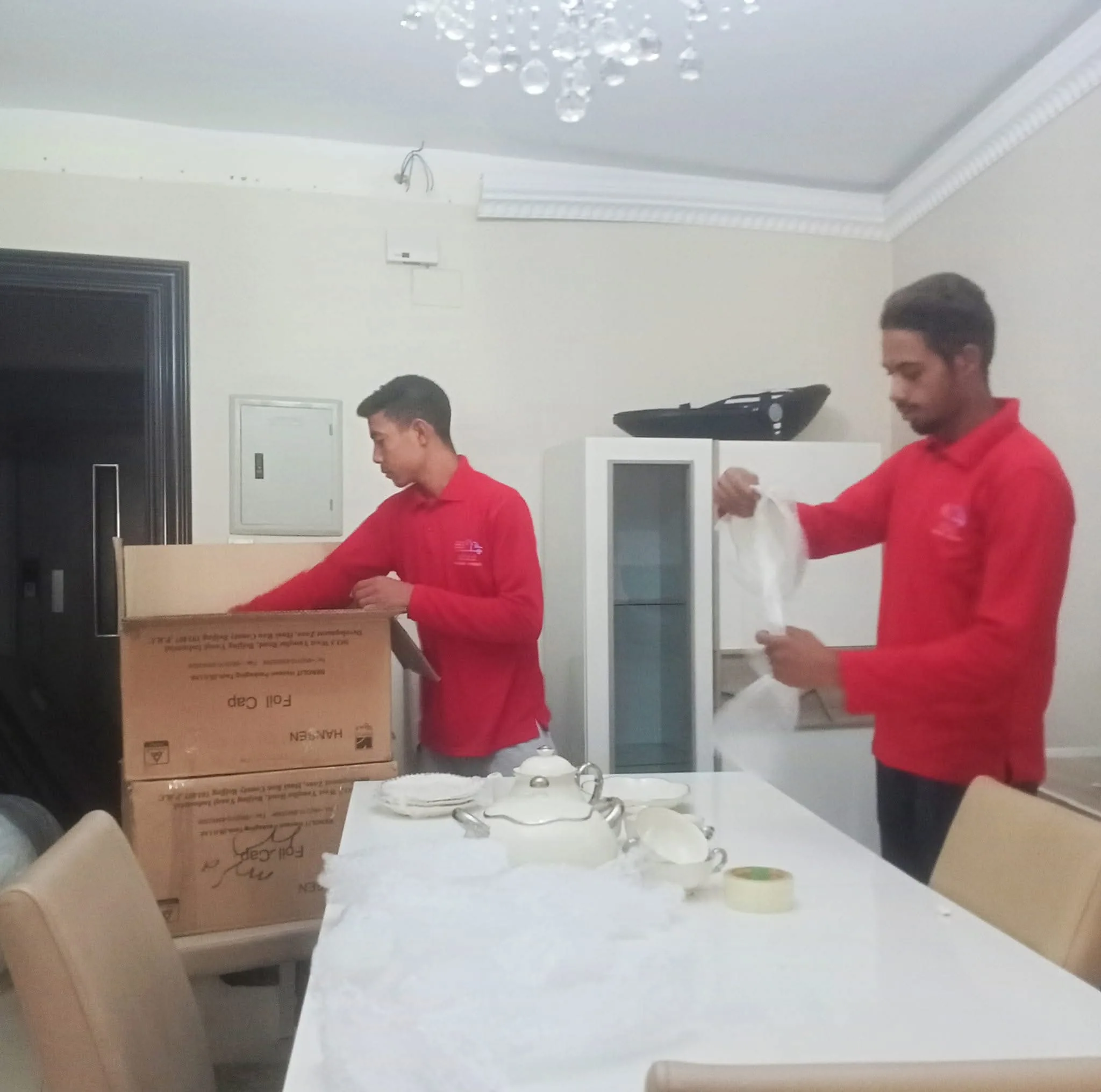 تغليف طقم صيني وزجاج قبل النقل