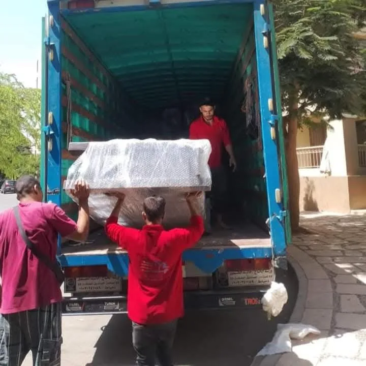 تحميل عفش مغلف على سيارة نقل مجهزة