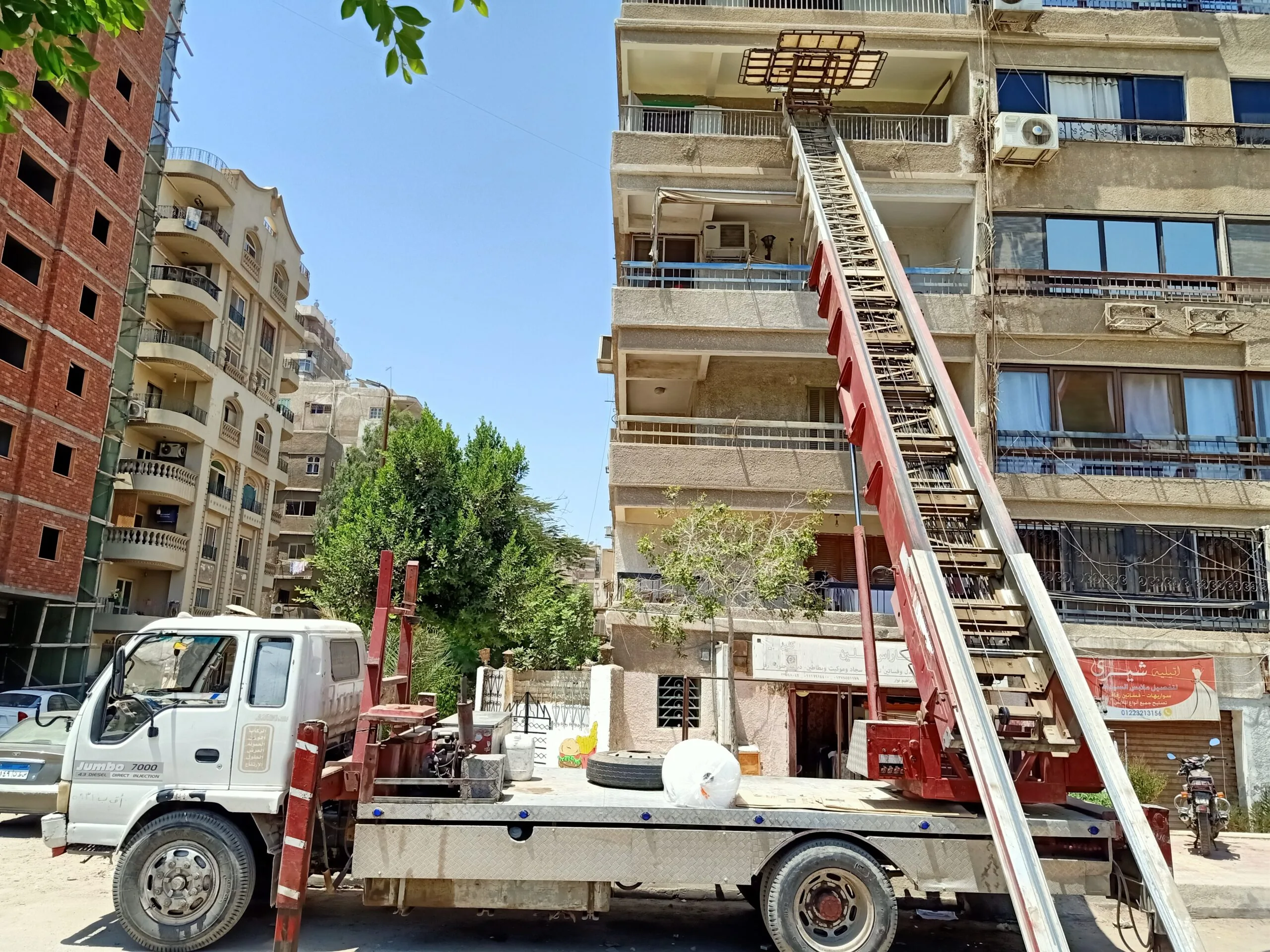 ونش رفع العفش أمام عمارة في القاهرة